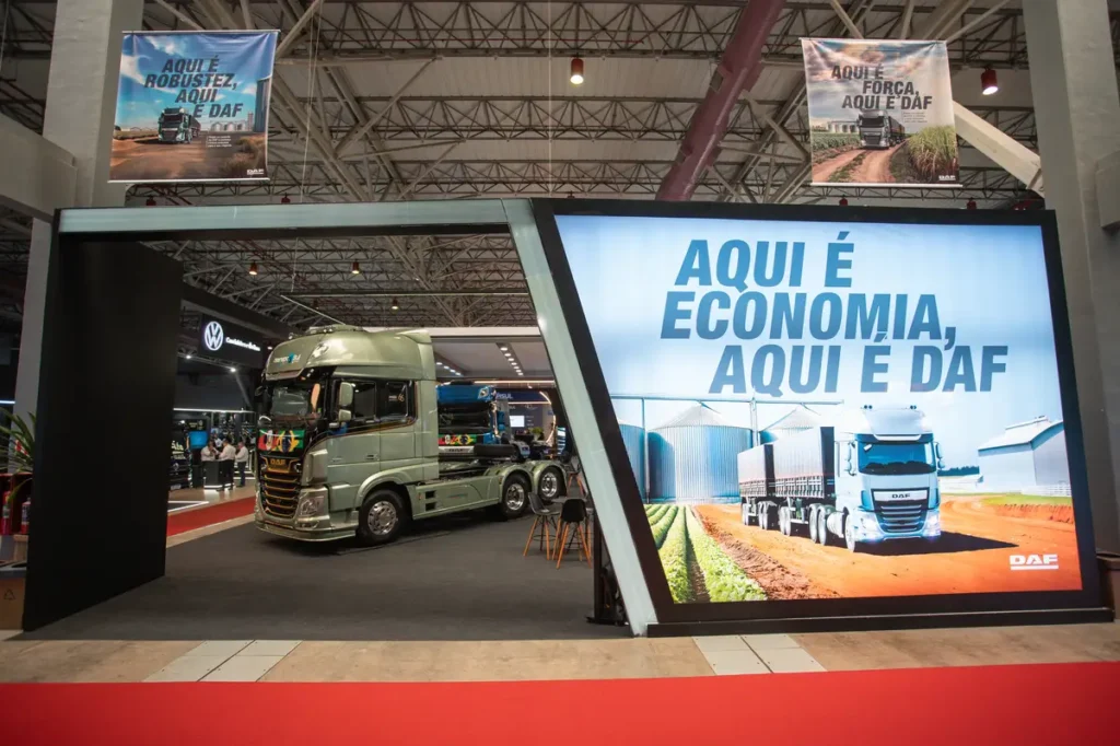Agência de eventos B2B: estratégia para grandes empresas Estande da DAF com caminhão exposto e painéis com mensagens sobre economia e robustez
